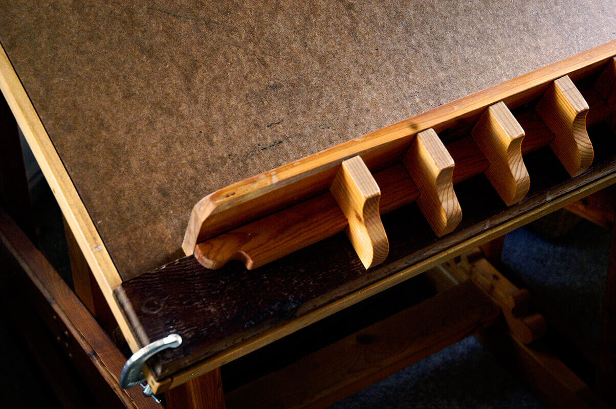 The load-bearing ledge is clamped in place at the bottom edge of the table top.